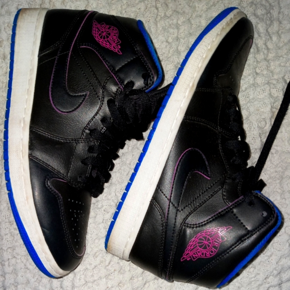 Woman's pink black Jordan Nikes 554724-029 size 9